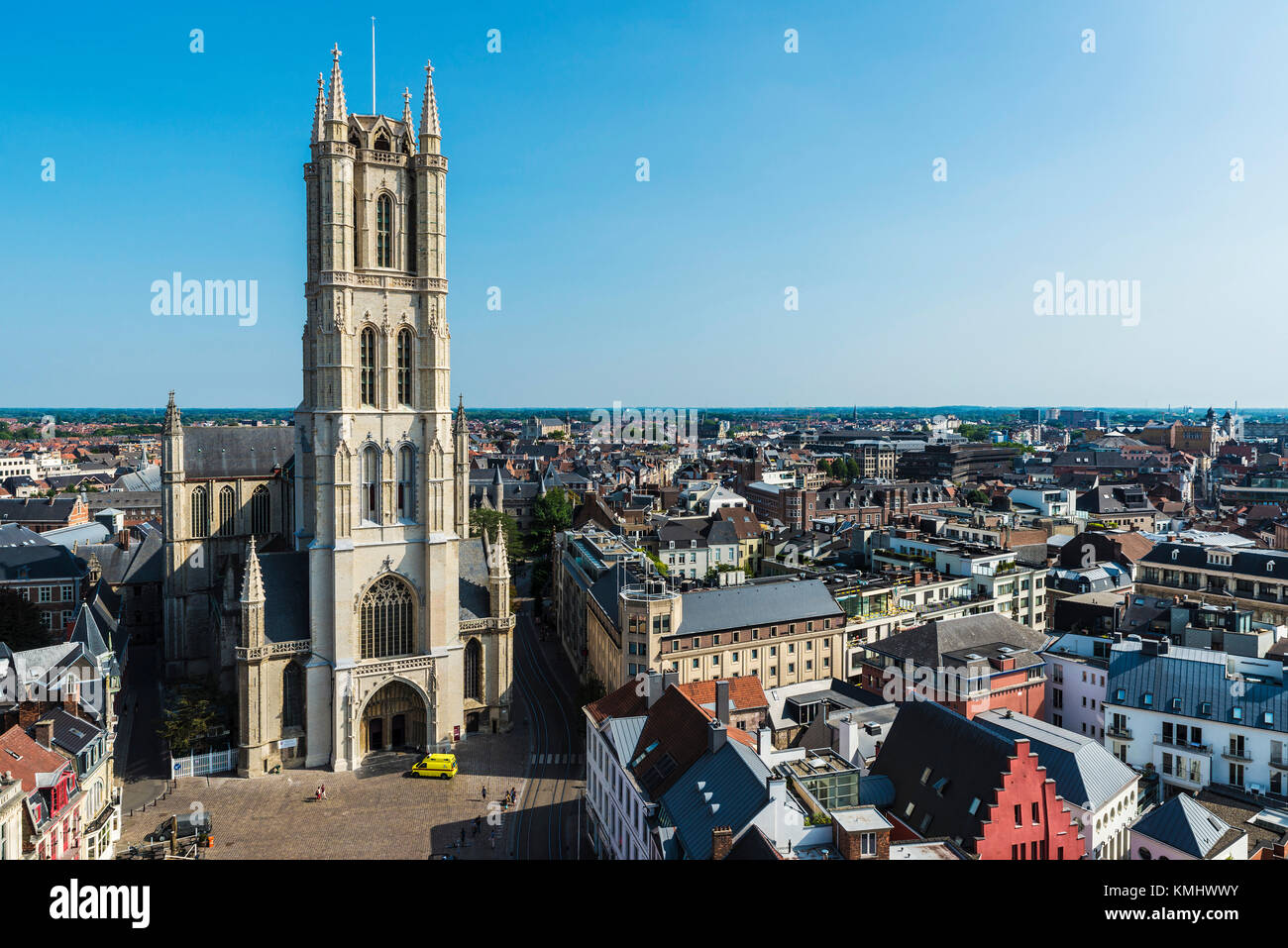 Veduta della facciata della cattedrale di San Bavone con persone a piedi nel centro storico della città medievale di Gent, Belgio Foto Stock