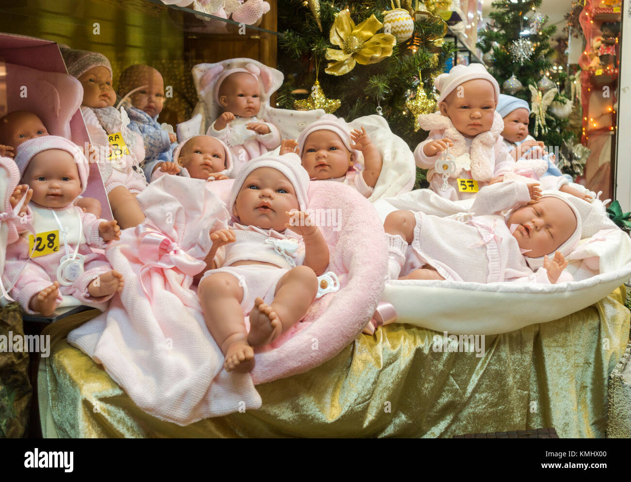 Realistico baby dolls for kids, visualizzati nella finestra del negozio, Spagna Foto Stock