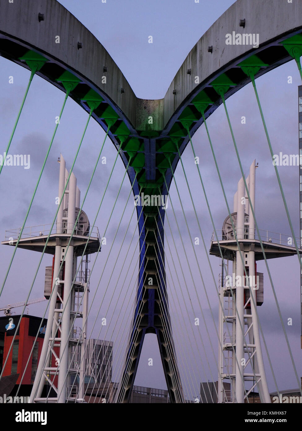 Verde e luce blu sul lato inferiore del supporto a ponte sul ponte di Lowry aka Millennium Bridge, Lowry Arts Center, Salford Quays, Salford, Manchester, Regno Unito Foto Stock