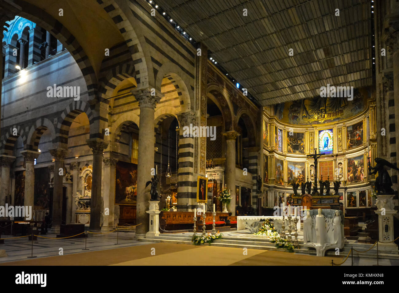 Altare con dipinti rinascimentali e croce all'interno del Duomo di Pisa in Toscana Italia Foto Stock