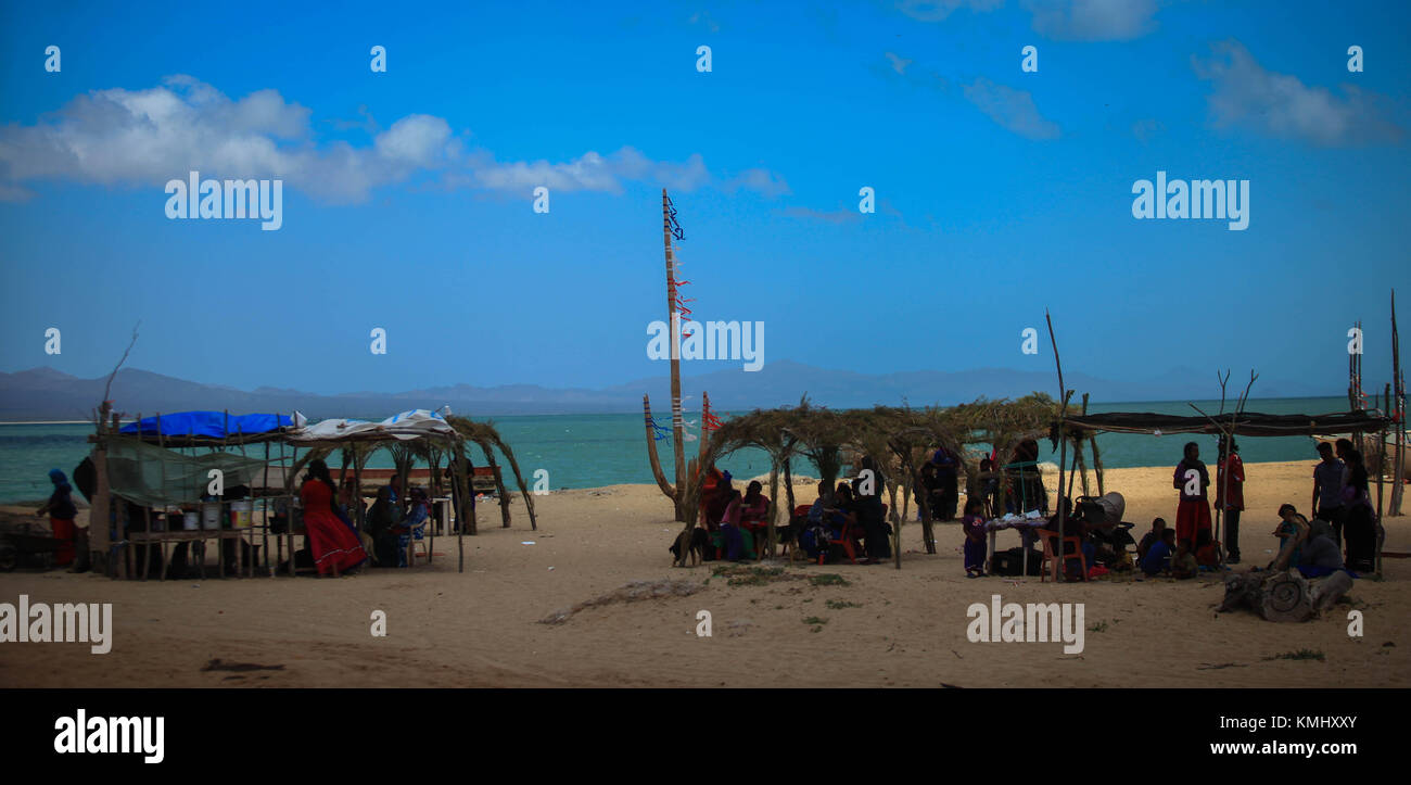 Gurdia Tradicional Comcaac, dedicato alla difesa comunitaria del suo territorio seri o Comcaác, si trova nel deserto e costa di sonora e Golfo della California, è composto dalle città di Punta Chueca, Isla del Tiburon e Desemboque appartenenti ai comuni di Hermosillo e Pitiquito nello stato di sonora Messico. Godono di una certa autonomia indipendente dallo stato messicano. La guardia è formata da giovani indigeni guidati dal Comandante Joel Barnet. I seris abitano principalmente le città di El Desemboque (Haxöl Iihom, Pitiquito Township, e Punta Chueca (Socaaix,) nella città costiera Foto Stock