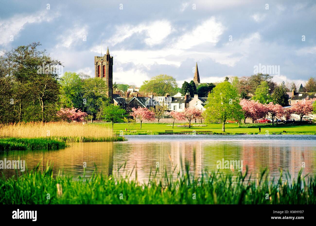 Il villaggio di Castle Douglas si vede attraverso Carlingwark Loch in Dumfries and Galloway regione della Scozia, Regno Unito Foto Stock