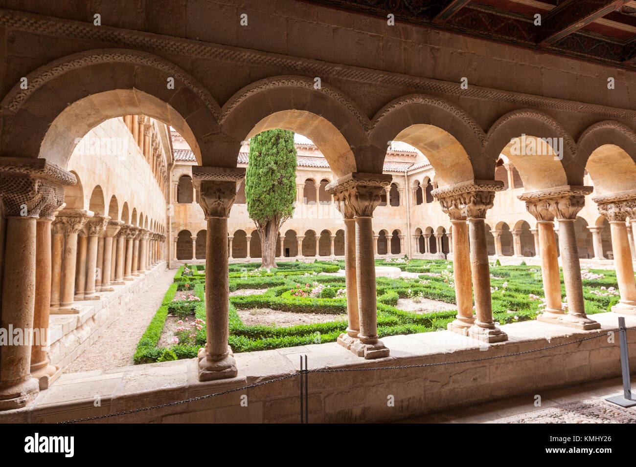 Chiostro dell'Abbazia di Santo Domingo de Silos, monastero benedettino capolavoro di arte romanica, Burgos Provincia, Spagna Foto Stock