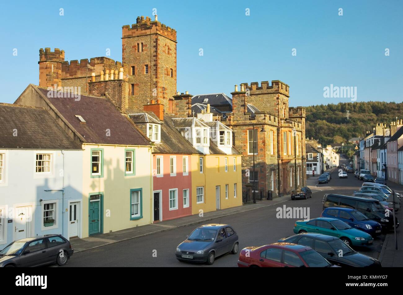 La High Street e la vecchia prigione nella città antica di Kirkcudbright, Dumfries and Galloway Regione, Scozia Foto Stock