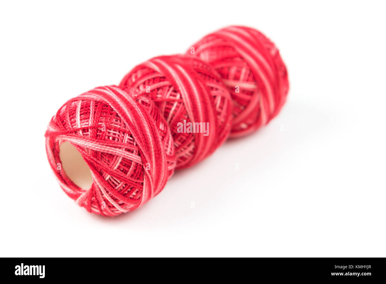 Rosso a tre fili di cucitura in una fila su un fondo bianco Foto Stock