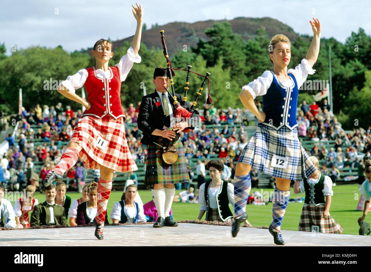 Ragazze in highland dancing concorso concorso presso l annuale Braemar Gathering vicino a Balmoral in Grampian regione della Scozia Foto Stock