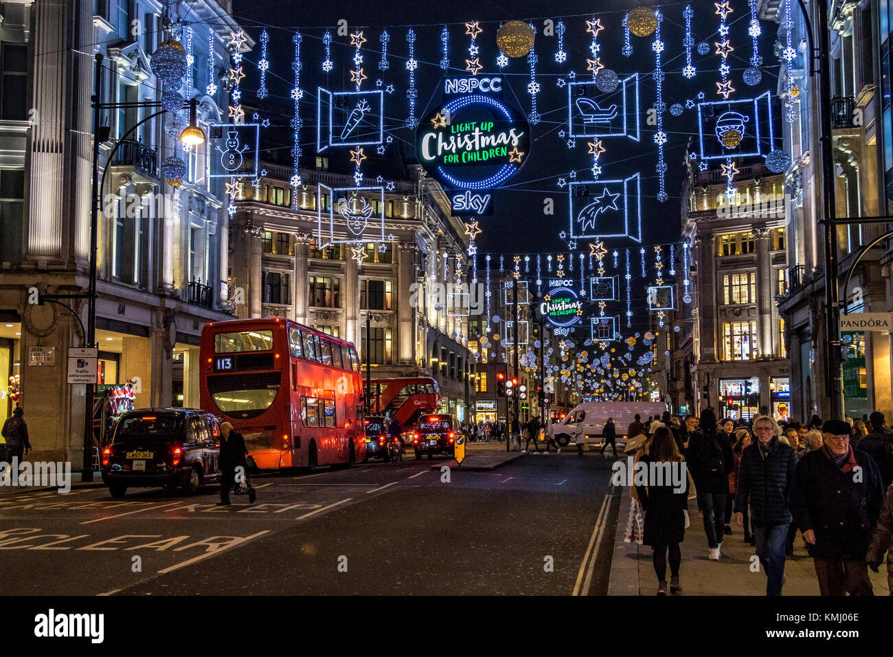 Gli amanti dello shopping natalizio a Natale a Oxford St, sotto l'Oxford St Christmas Lights, Londra, Regno Unito Foto Stock