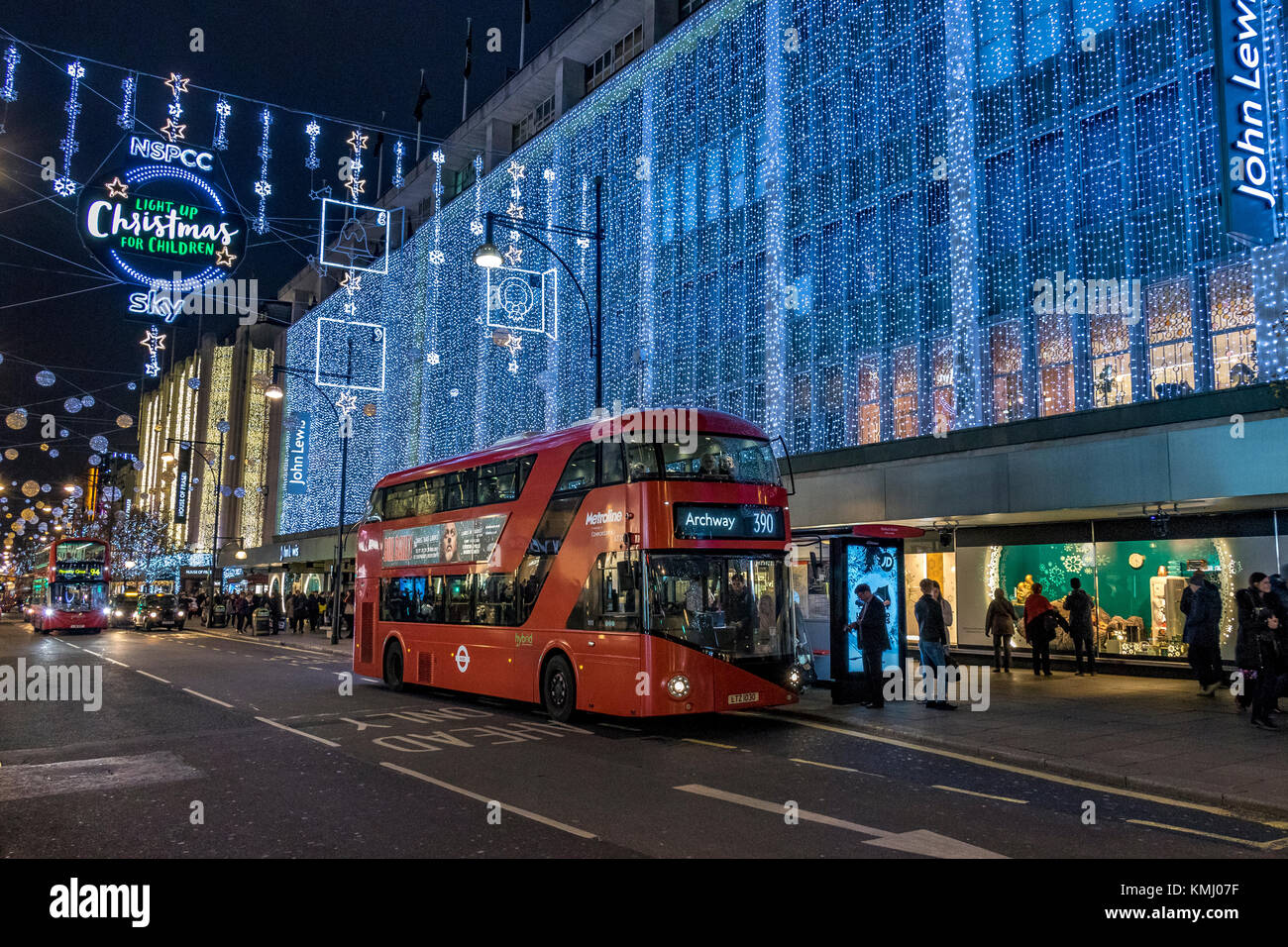Un autobus n. 390 di Londra fuori dal John Lewis Department Store a Christmas , Oxford St , Londra con Foto Stock