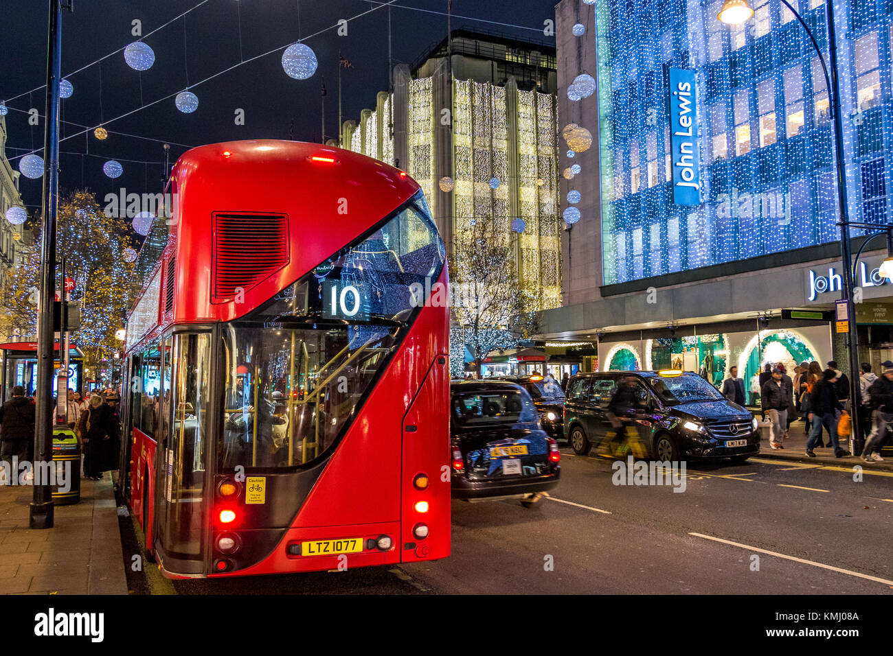 Un autobus di Londra No10, fuori John Lewis su Oxford St di Londra, pieno di shopping di Natale del West End. Foto Stock