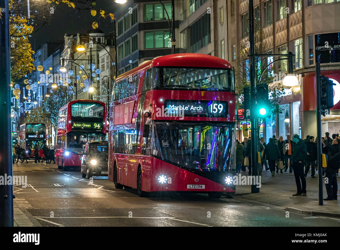 Un autobus di Londra No159 si muove lungo Oxford St, a Natale, imballato con i clienti di Natale, Oxford St, Londra, Regno Unito Foto Stock