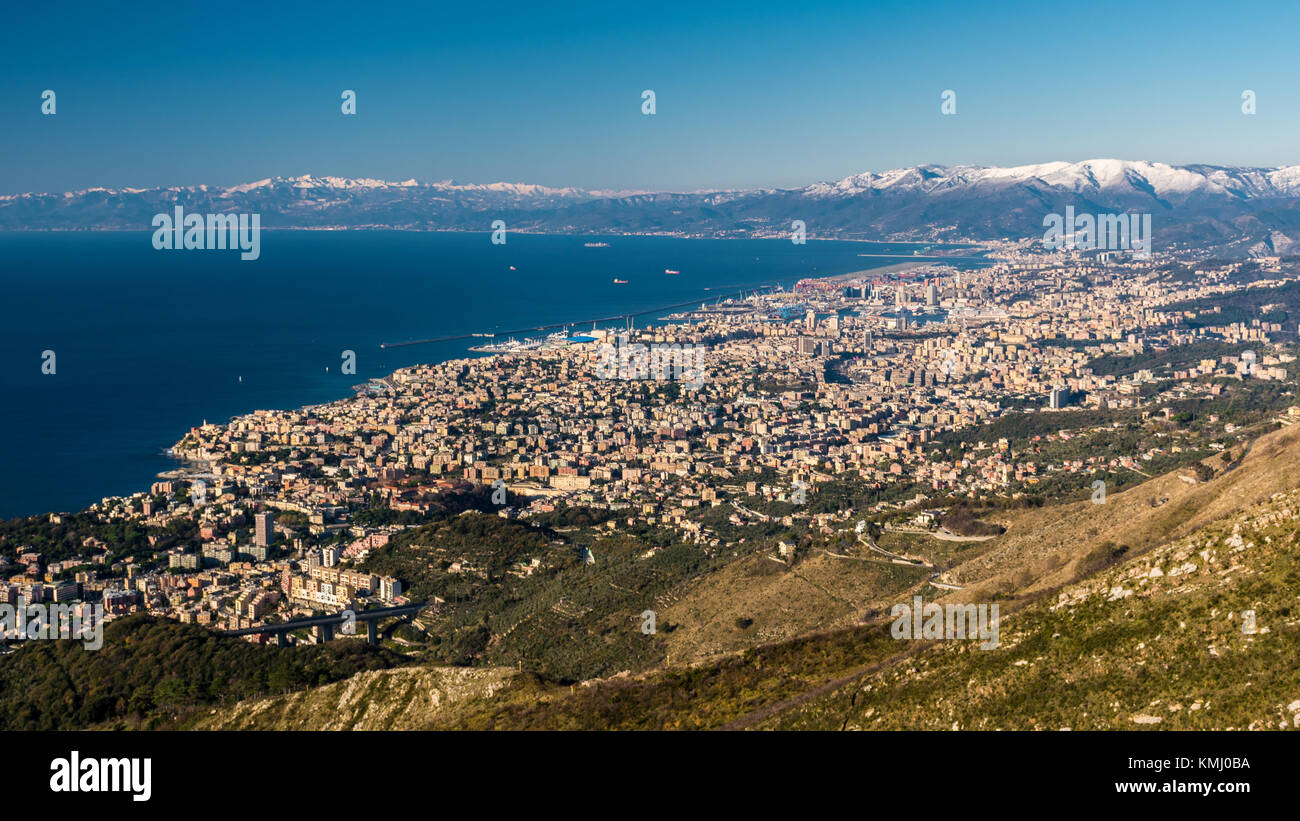 Vista aerea di Genova e il suo golfo visto da Monte Fasce Foto stock - Alamy