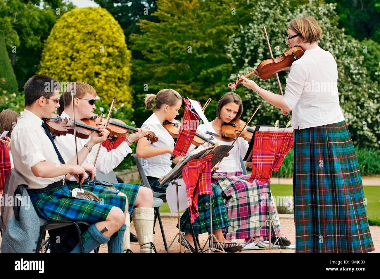 La musica da camera intrattiene i visitatori a Crathes Castle, vicino alla città di Banchory in Deeside, Grampian Regione, Scozia Foto Stock