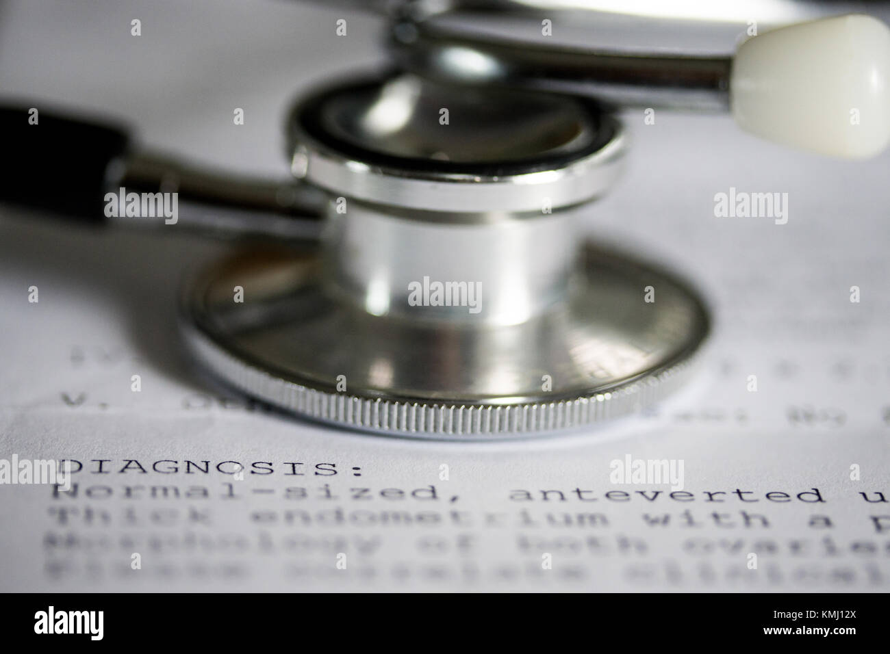 Immagine concettuale della salute con una stampa con la formulazione medica della diagnosi Foto Stock