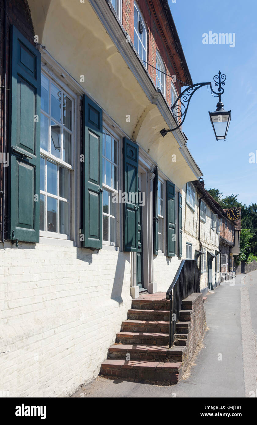 Edifici del periodo, High Street, West Wycombe, Buckinghamshire, Inghilterra, Regno Unito Foto Stock