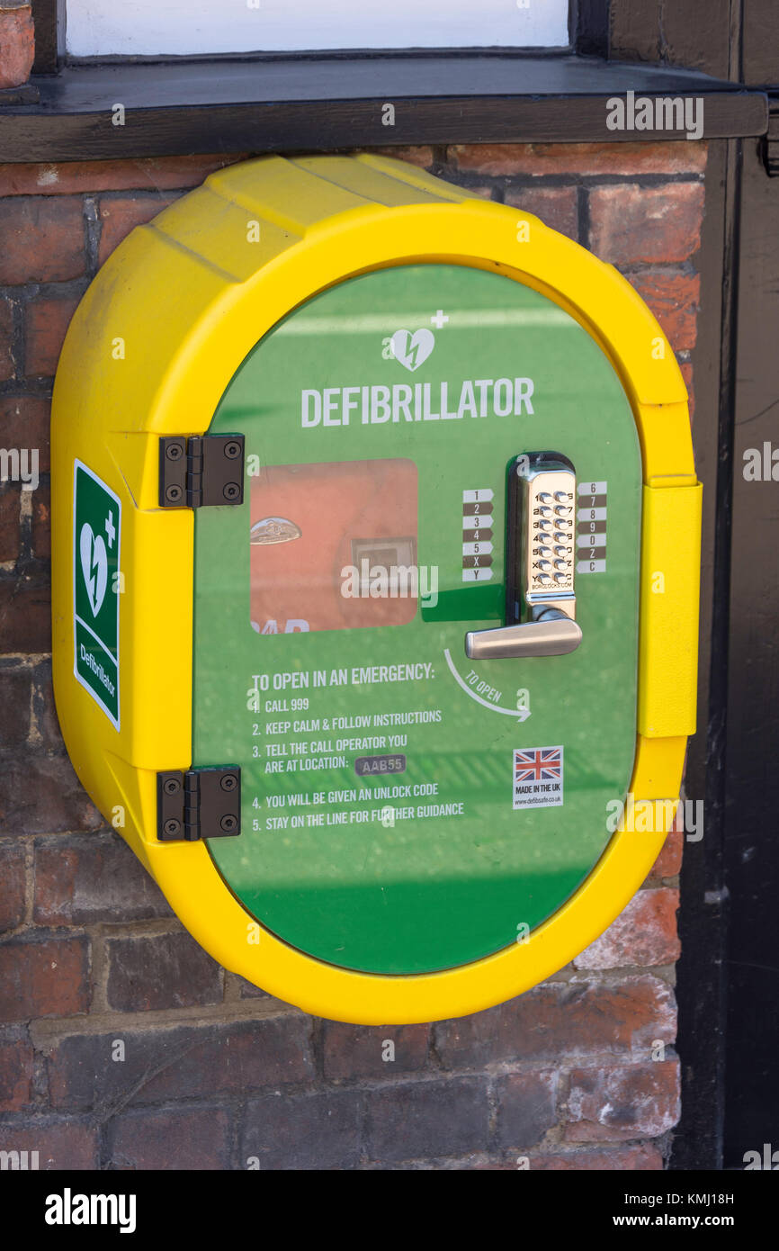 Un defibrillatore semiautomatico esterno (AED) per salvare la vita di apparecchiature di emergenza High Street, Princes Risborough, Buckinghamshire, Inghilterra, Regno Unito Foto Stock