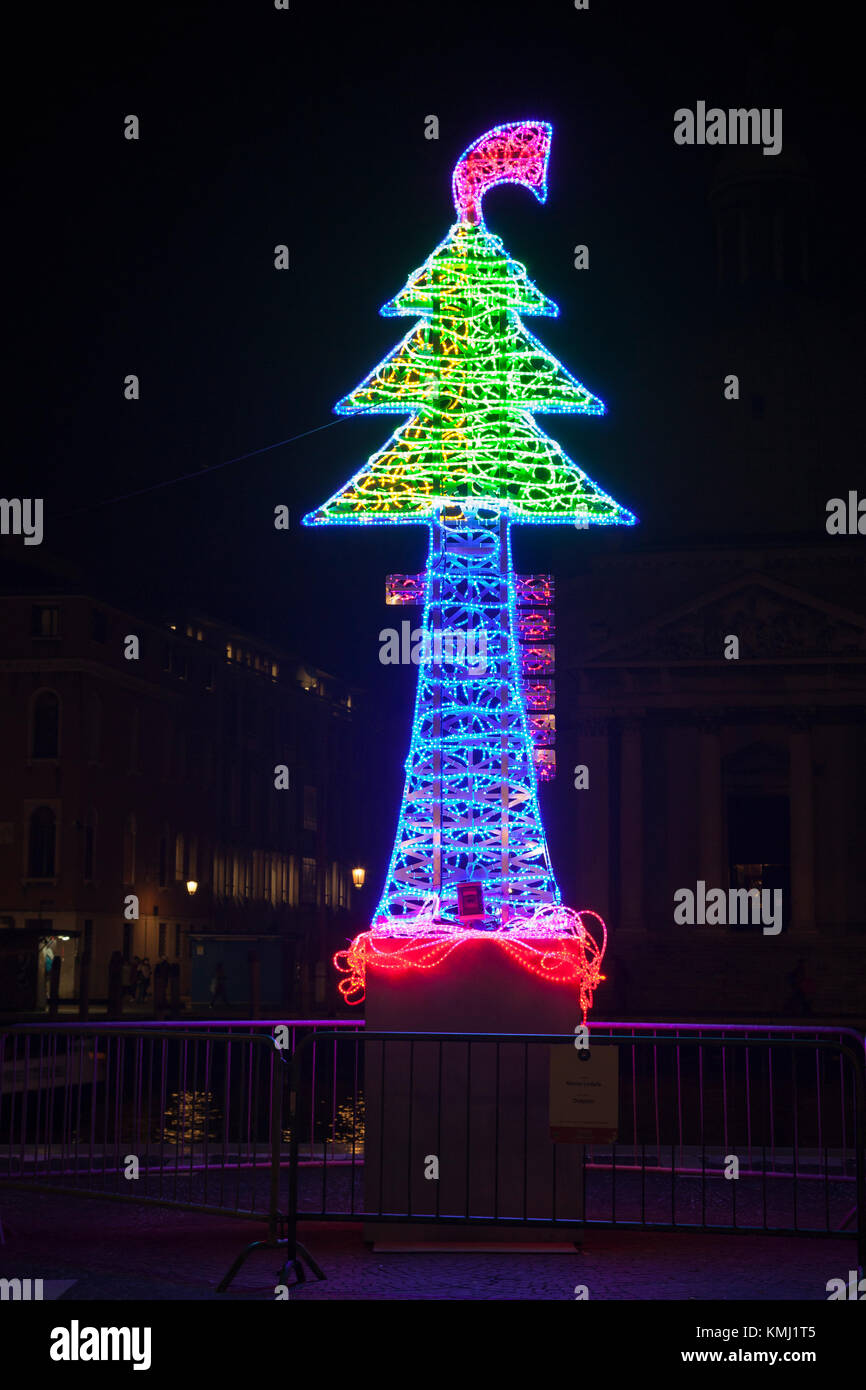 Parte posteriore della gondola illuminato albero di Natale progettato da Marco Lodola, Grand Canal, Venezia, Italia in Piazzala Santa Lucia visto dalla Ferrovia Foto Stock