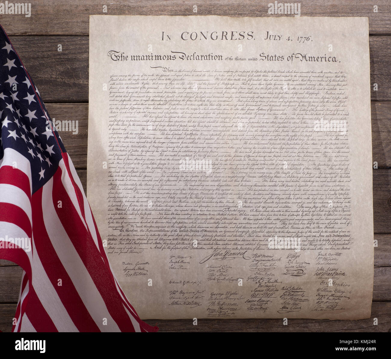 Dichiarazione di indipendenza degli Stati Uniti bandiera su un sfondo di legno Foto Stock