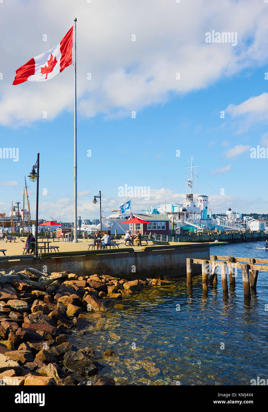 Bandiera canadese a volare su Halifax passerella lungomare, Halifax, Nova Scotia, Canada Foto Stock