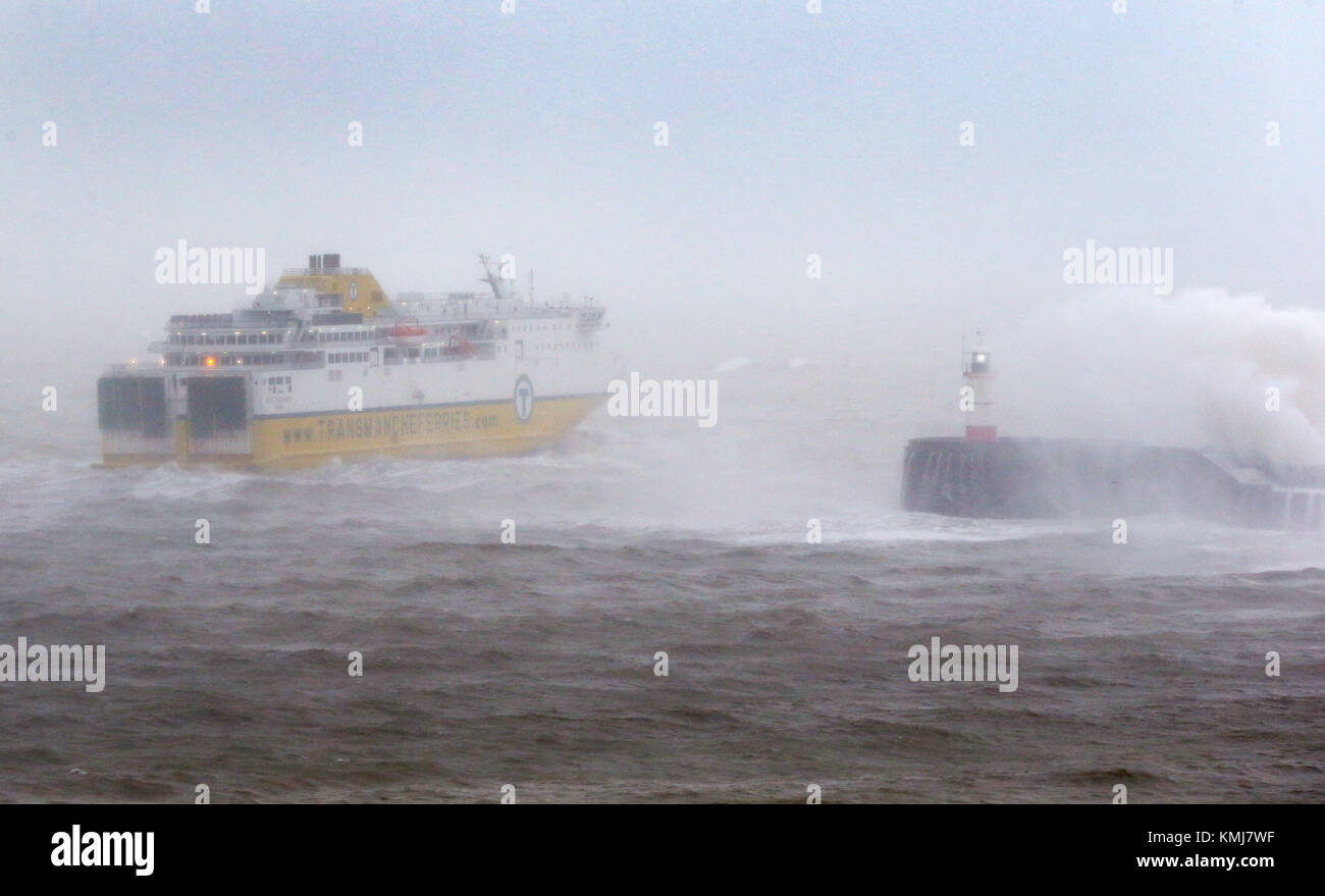 Il Newhaven a Dieppe ferry entra nel frammentato canale inglese dalle acque calme di Newhaven Port durante l'estremità di coda di tempesta Caroline.07 Dic 2017. Foto di James Boardman Foto Stock