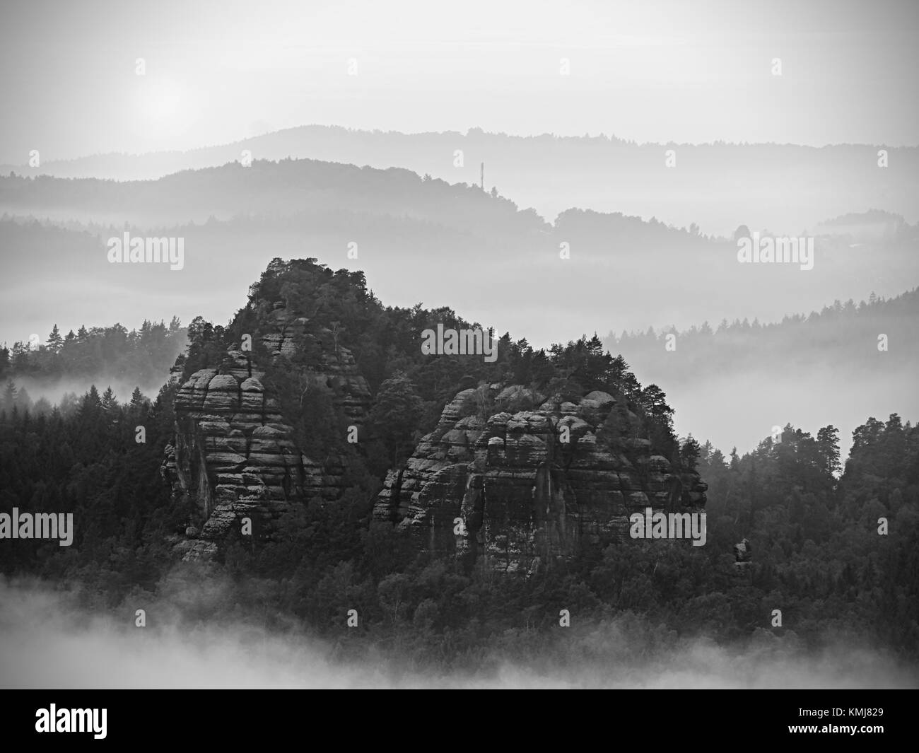 In autunno la nebbia di inversione. Cime delle colline è aumentato da sfondo velato. Foto Stock