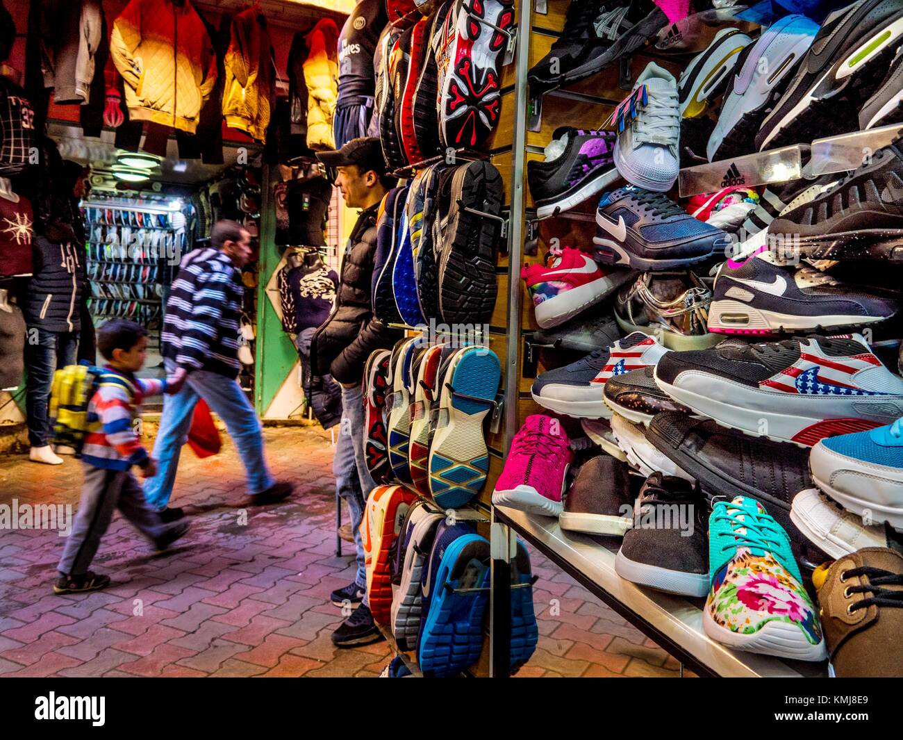 Il Marocco, Sefrou, tutti i tipi di abbigliamento e scarpe, delle grandi  marche, immitated, ad un dieci per cento del prezzo sul mercato europeo  Foto stock - Alamy