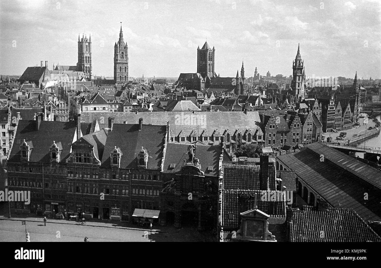 Una vista panoramica di Gand, Belgio, che cattura l'architettura, i canali e le strutture storiche della città. La fotografia mostra il mix di modernità e fascino medievale di Ghentâ. Foto Stock