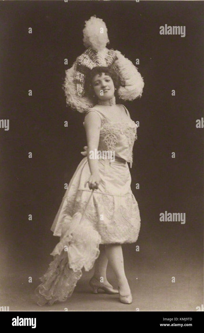 Marie Lloyd (1870–1922) è stata una celebre cantante inglese, rinomata per le sue vivaci esibizioni e canzoni popolari come "Oh, Mr. Porter!" E 'il ragazzo che amo è in Galleria.' La sua carriera si estende dalla fine del XIX secolo all'inizio del XX secolo, rendendola una delle figure più importanti nella storia dell'intrattenimento britannico. Foto Stock