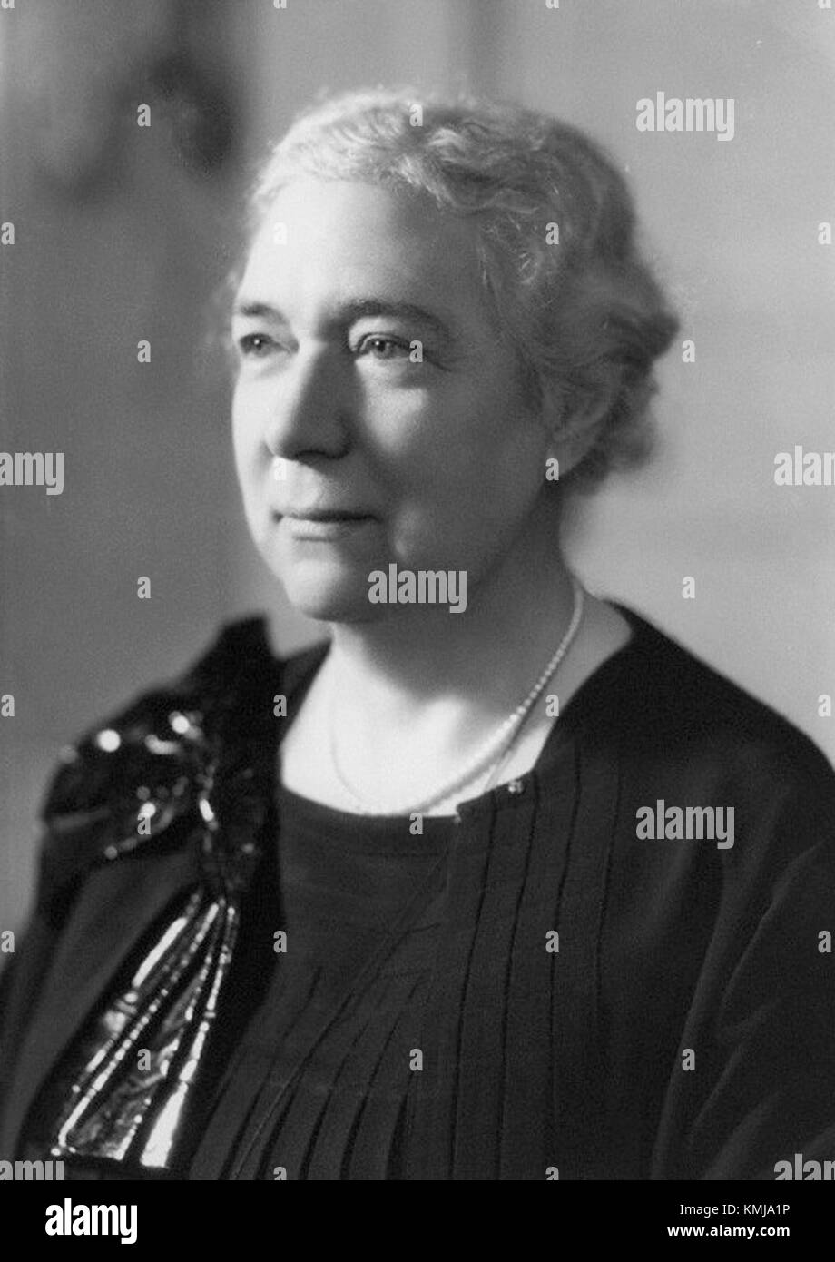 Un ritratto di Winifred Cullis, un'attrice inglese attiva negli anni '1940 L'immagine risale al 1940, catturandola come una figura significativa nel settore dell'intrattenimento in quel periodo. Foto Stock