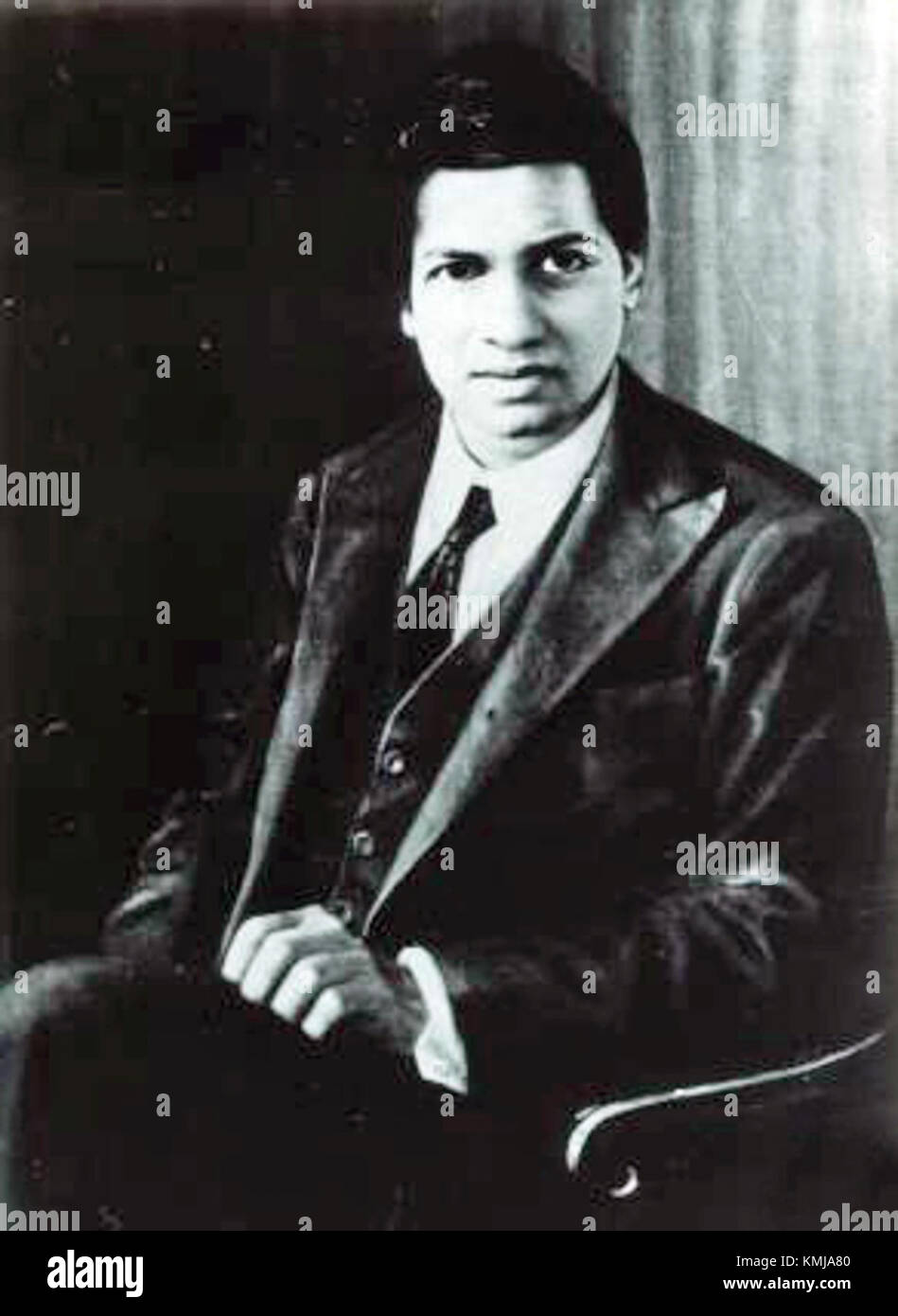 Srinivasa Ramanujan, un matematico indiano rinomato per i suoi contributi sostanziali all'analisi matematica, alla teoria dei numeri, alle serie infinite e alle frazioni continue, è presente in questa OPC (Original Photograph Collection) come immagine numero 1. Foto Stock