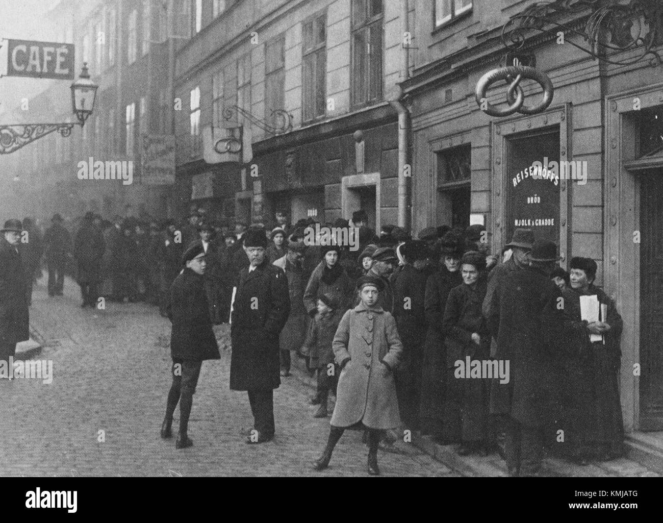 Questa fotografia del 1917 cattura Stortorget, la piazza centrale di Stoccolma, Svezia. Conosciuto per i suoi edifici storici e il ruolo nella cultura svedese, è un punto di riferimento chiave della città. Foto Stock