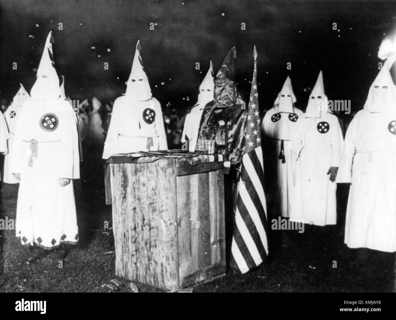 Una fotografia degli anni '1920 che mostra un raduno notturno del Ku Klux Klan a Chicago. Questo evento evidenzia la presenza storica del gruppo negli Stati Uniti all'inizio del XX secolo. Foto Stock