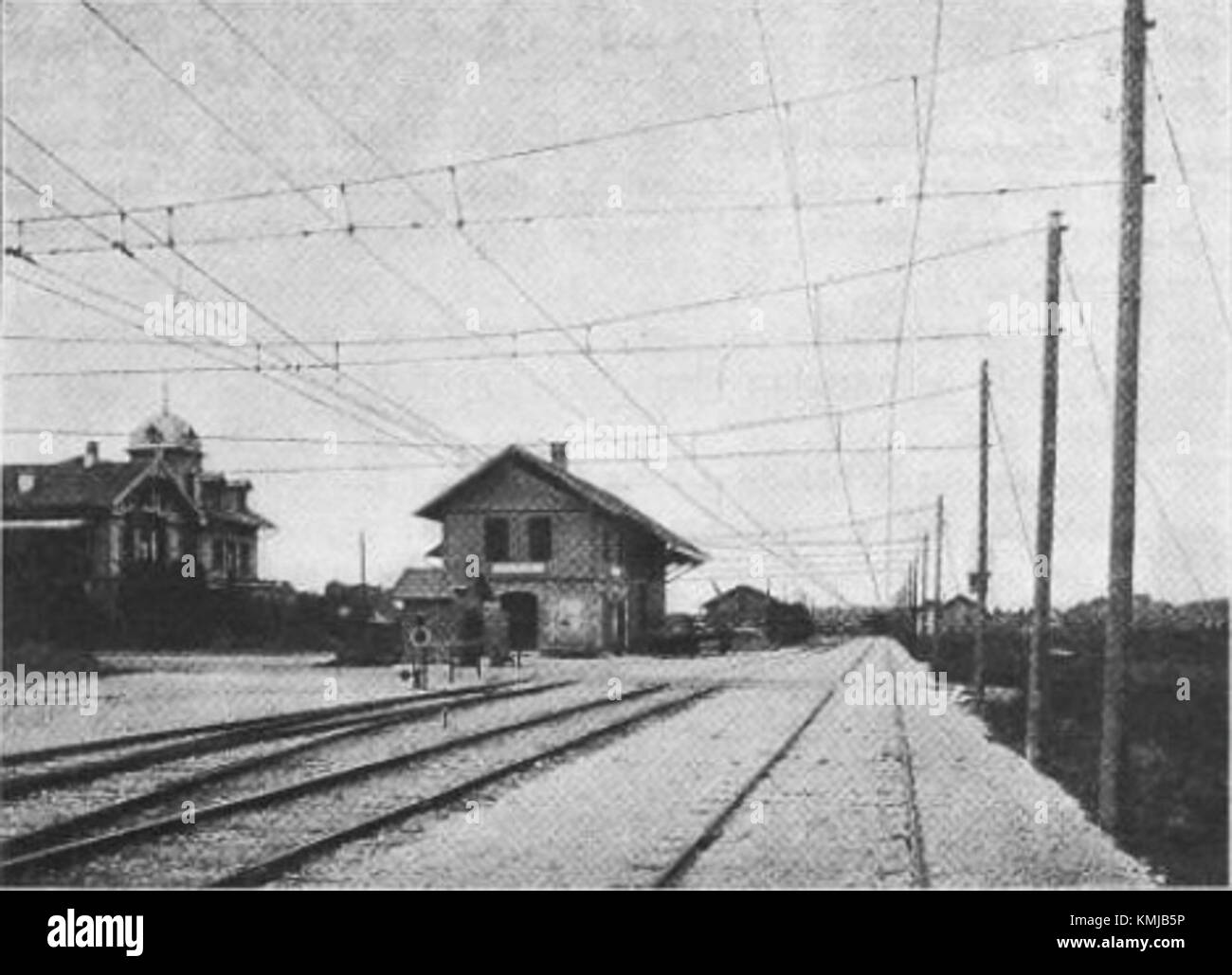 BTB Stationsfahrleitung si riferisce alle linee elettriche aeree o al sistema catenario utilizzato nelle stazioni ferroviarie, cruciale per fornire energia elettrica ai treni nei sistemi di trasporto. Foto Stock