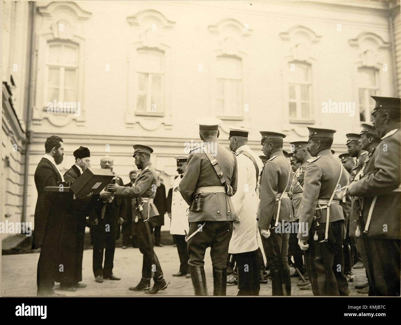 Questo riferimento storico documenta l'interazione tra Stolypin, il primo ministro russo, e una delegazione ebraica durante il regno dello zar Nicola II. L'incontro evidenzia il contesto politico della Russia degli inizi del XX secolo. Foto Stock