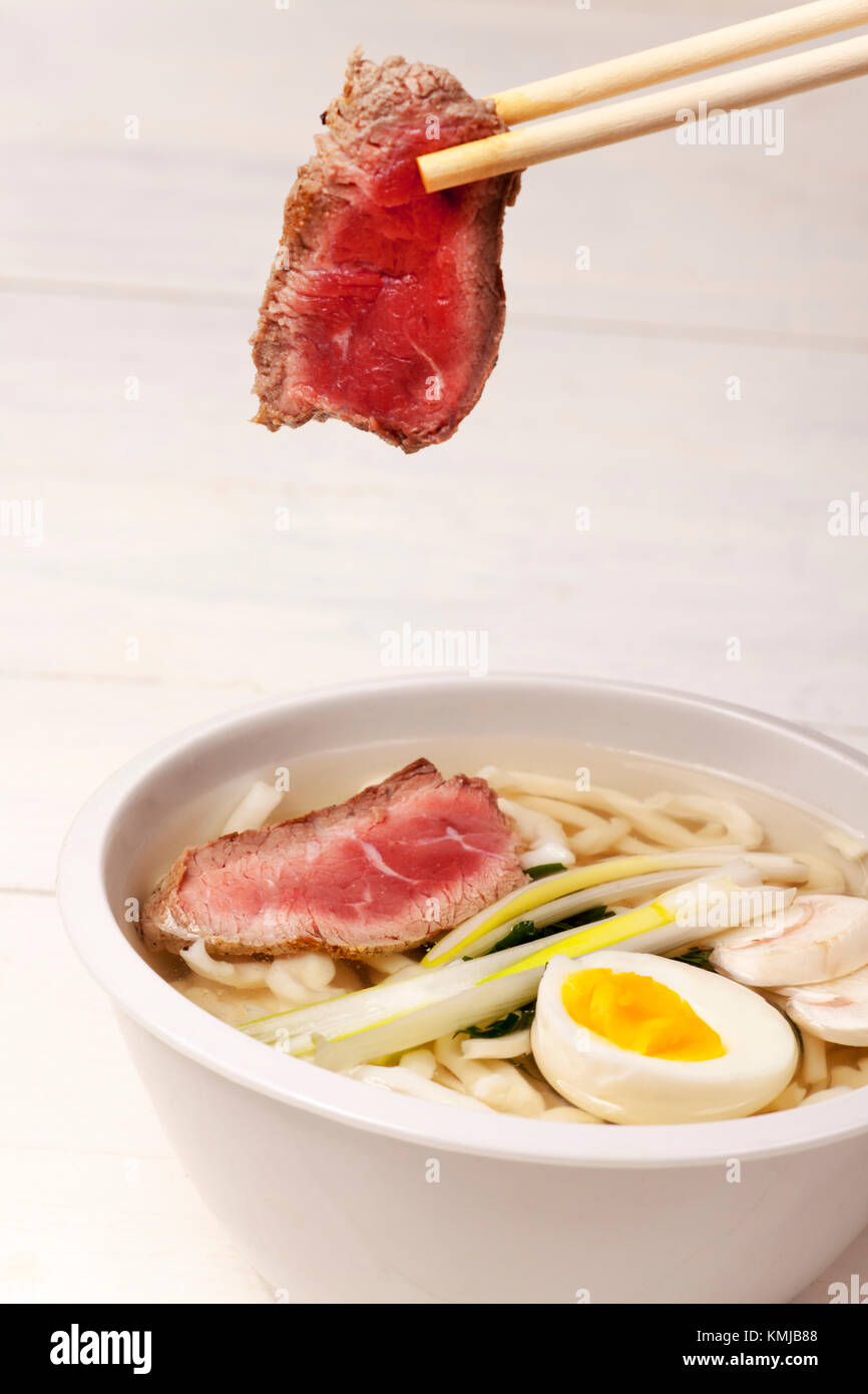 Zuppa giapponese con tagliatelle, uova e carne Foto Stock