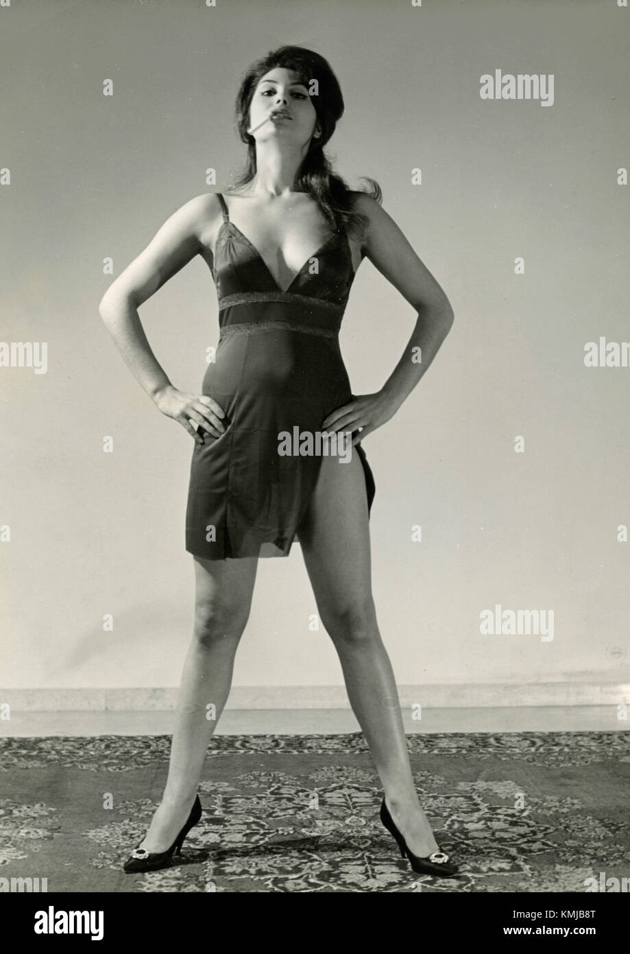 Modello-attrice a partire dagli anni sessanta in posa Foto Stock