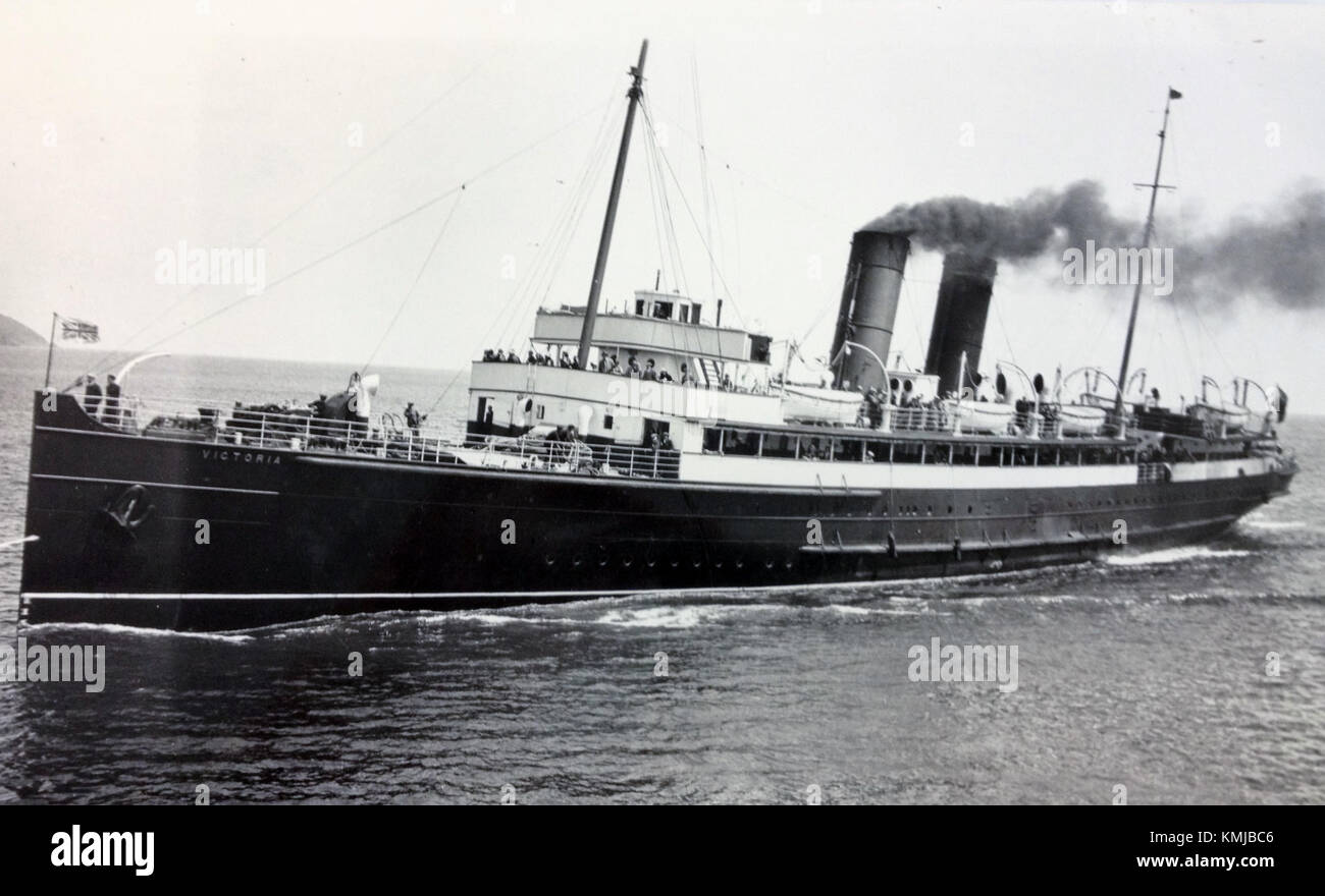 Questa immagine storica raffigura la nave Victoria che entra nel porto di Douglas, un significativo momento marittimo nella storia navale britannica, che illustra la grandezza della nave e il suo arrivo in un porto notevole. Foto Stock