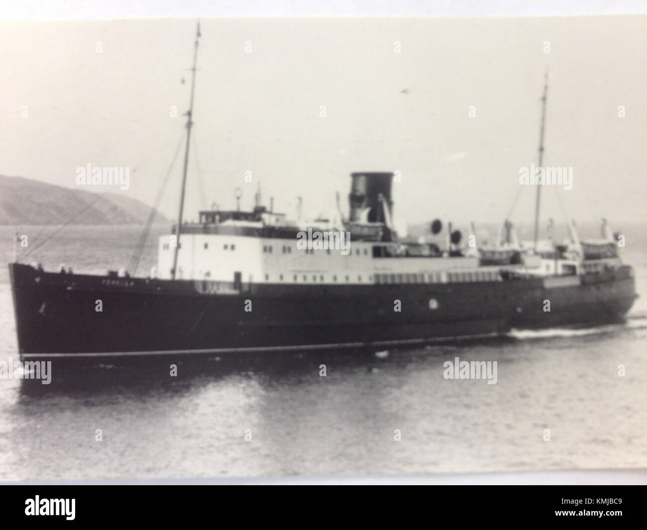 La SS Fenella, una nave a vapore, si avvicina a Douglas, una città portuale. Questa nave, una volta parte di una flotta di navi da carico e passeggeri, serviva diverse rotte nella regione. Foto Stock