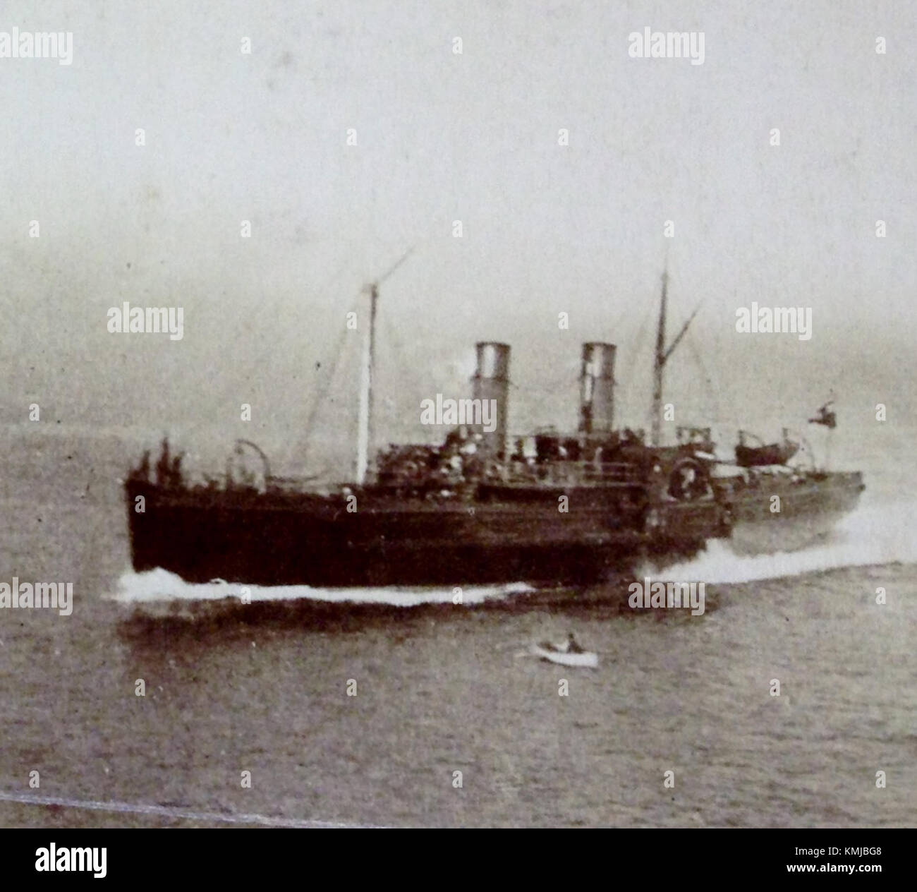 Questa immagine cattura una vista di Douglas, Isola di Man, che mostra l'avvicinamento di una nave o di una persona al porto. L'Isola di Man è una dipendenza autonoma della Corona britannica con una ricca storia marittima. Foto Stock