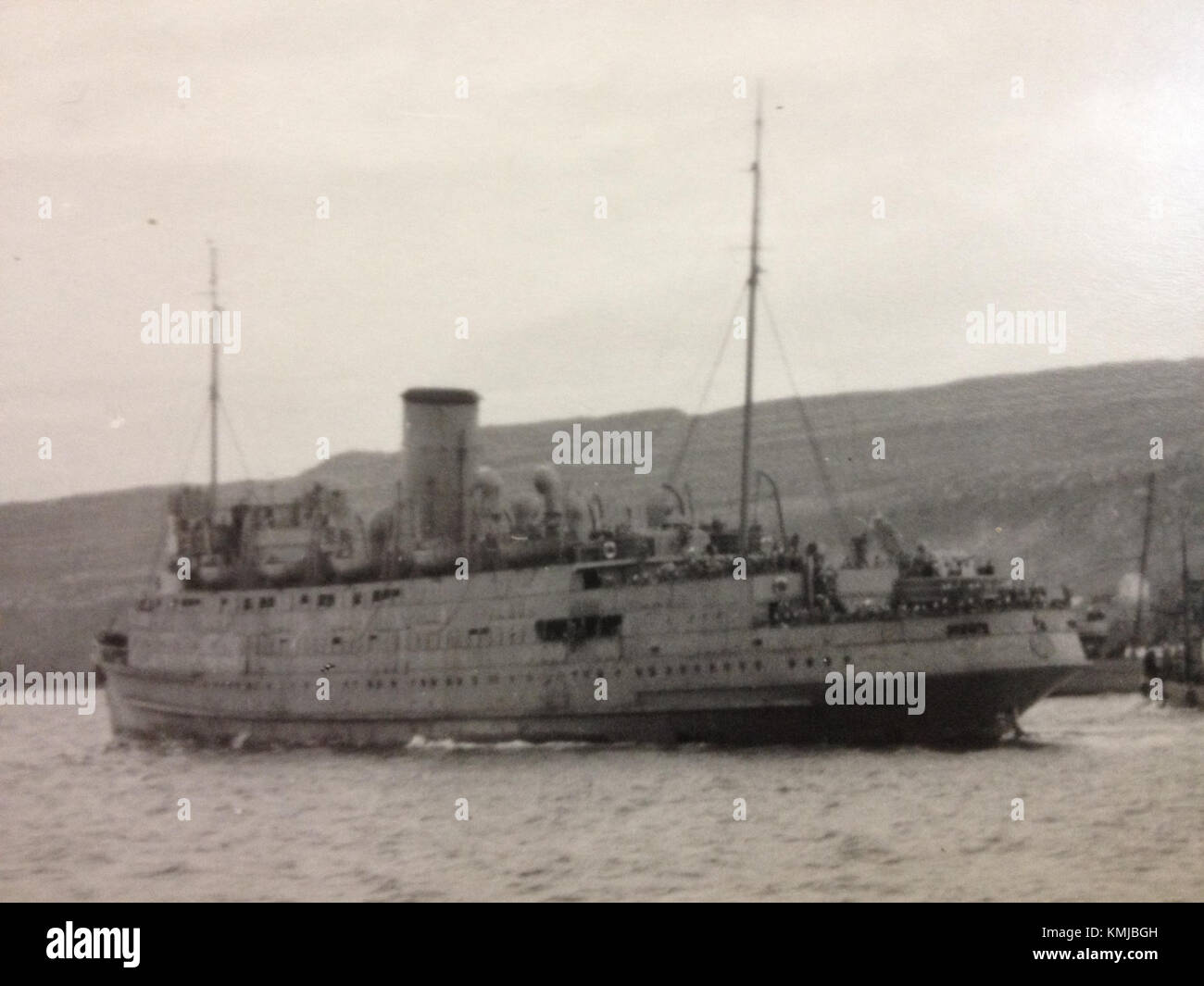 La Lady of Mann era una nave fotografata durante il servizio di guerra nelle Isole Faroe durante le operazioni di guerra. L'immagine cattura la nave in un contesto militare, riflettendo il suo ruolo nello sforzo bellico. Foto Stock