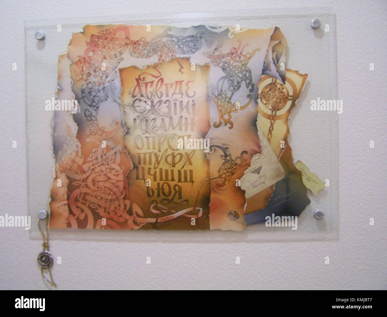 Artsalon 4 è probabilmente un evento o una mostra d'arte che mostra artisti contemporanei. Funge da spazio culturale per l'espressione artistica e l'impegno pubblico nel mondo dell'arte. Foto Stock