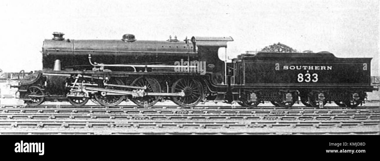 La locomotiva SR Express, 4-6-0 tipo 833, fa parte della storia dei motori a vapore britannici. Questa immagine cattura il suo design e il suo ruolo nel trasporto merci durante i primi anni del XX secolo. Foto Stock