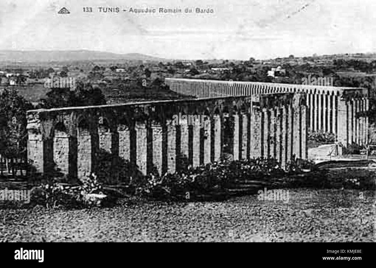 L'acquedotto romano di Bardo è una significativa struttura ingegneristica antica che forniva acqua alla regione di Bardo in Tunisia. Si erge come una testimonianza dell'esperienza architettonica e idraulica romana. Foto Stock