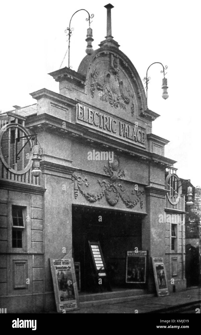 L'Electric Palace, costruito nel 1912, era un importante teatro e luogo di intrattenimento. Noto per la sua adozione precoce dell'illuminazione elettrica, rifletteva i progressi tecnologici e la crescente popolarità del cinema. Foto Stock