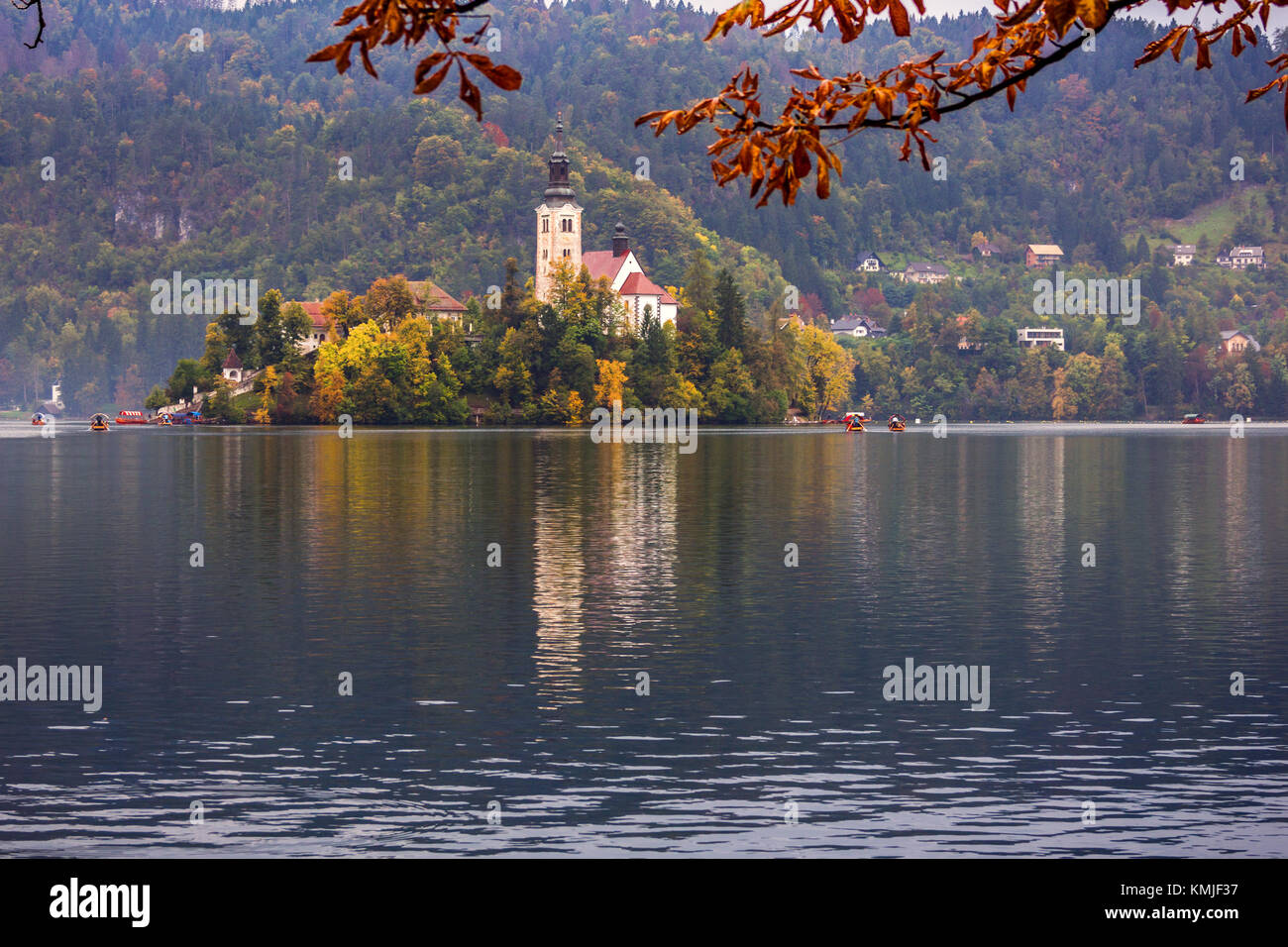 Vista autunnale di bled island con la riflessione nel famoso lago di Bled in Slovenia Foto Stock