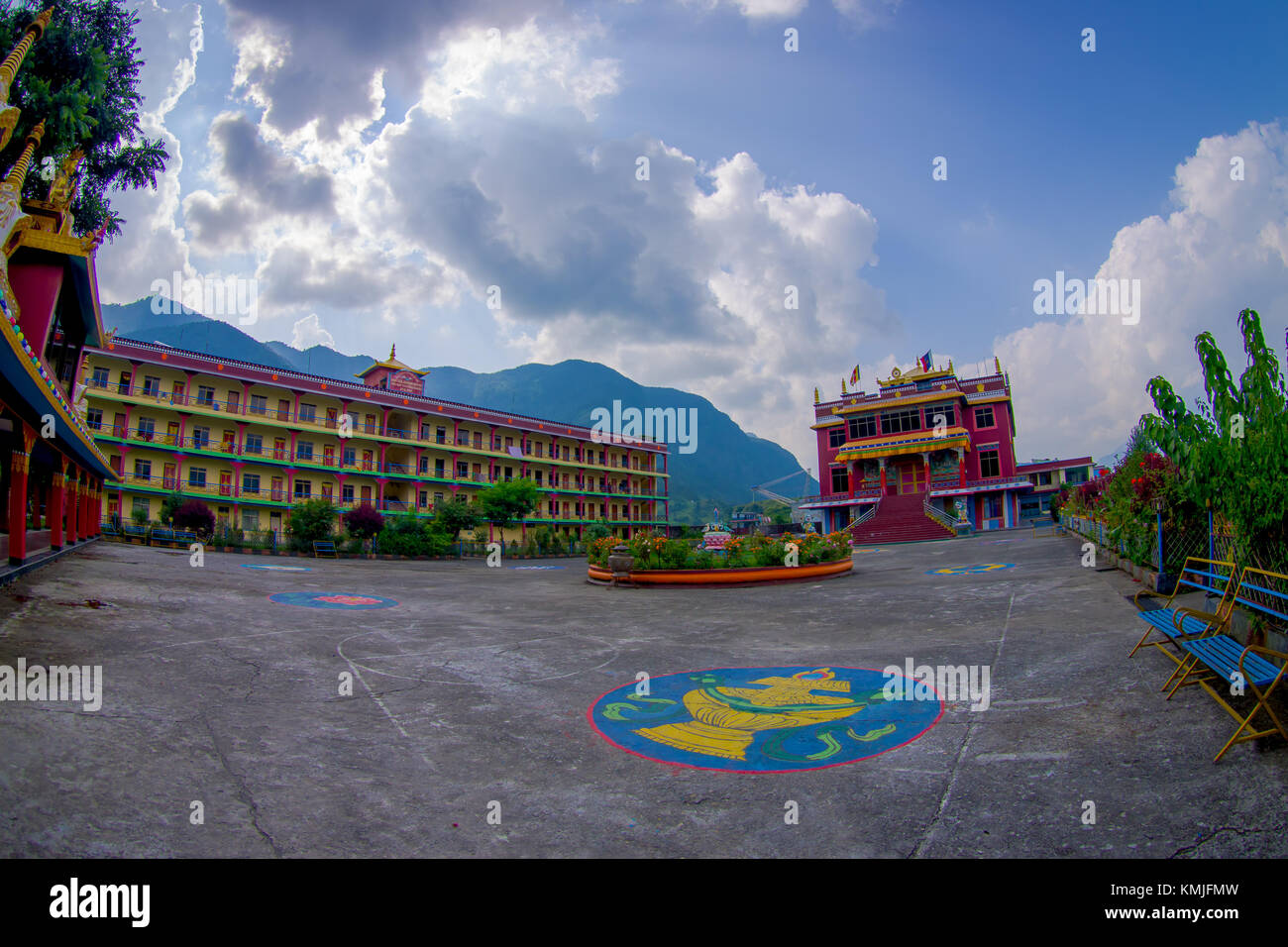 POKHARA, Nepal - 06 ottobre 2017: architettura del Tibet. Monastero di Sakya è un pellegrino e destinazione turistica. La sua struttura religiosa è influenzato da stile mongolo, effetto fish-eye Foto Stock