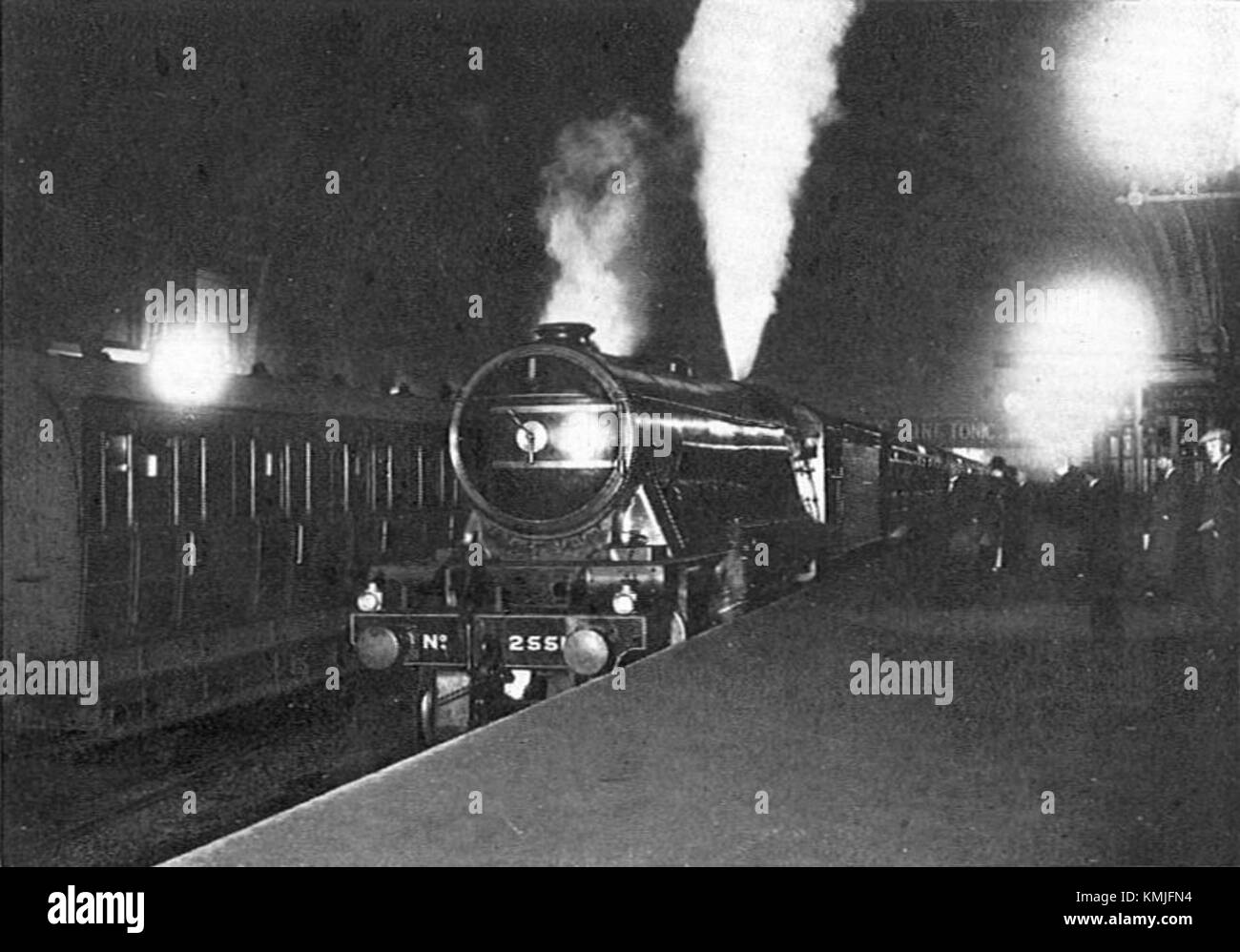 Il "Night Scotsman", un famoso treno, viene catturato alla stazione di King's Cross nel 1928, in attesa della sua partenza, come illustrato nella "Steel Highway" di CJ Allen. Questa immagine rappresenta l'età d'oro dei viaggi in treno in Gran Bretagna. Foto Stock