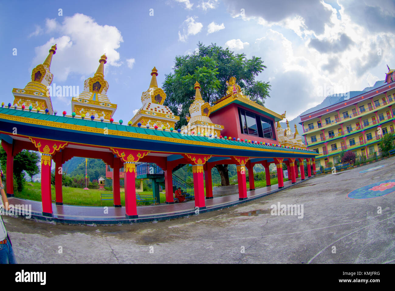 POKHARA, Nepal - 06 ottobre 2017: architettura del Tibet. Monastero di Sakya è un pellegrino e destinazione turistica. La sua struttura religiosa è influenzato da stile mongolo, effetto fish-eye Foto Stock
