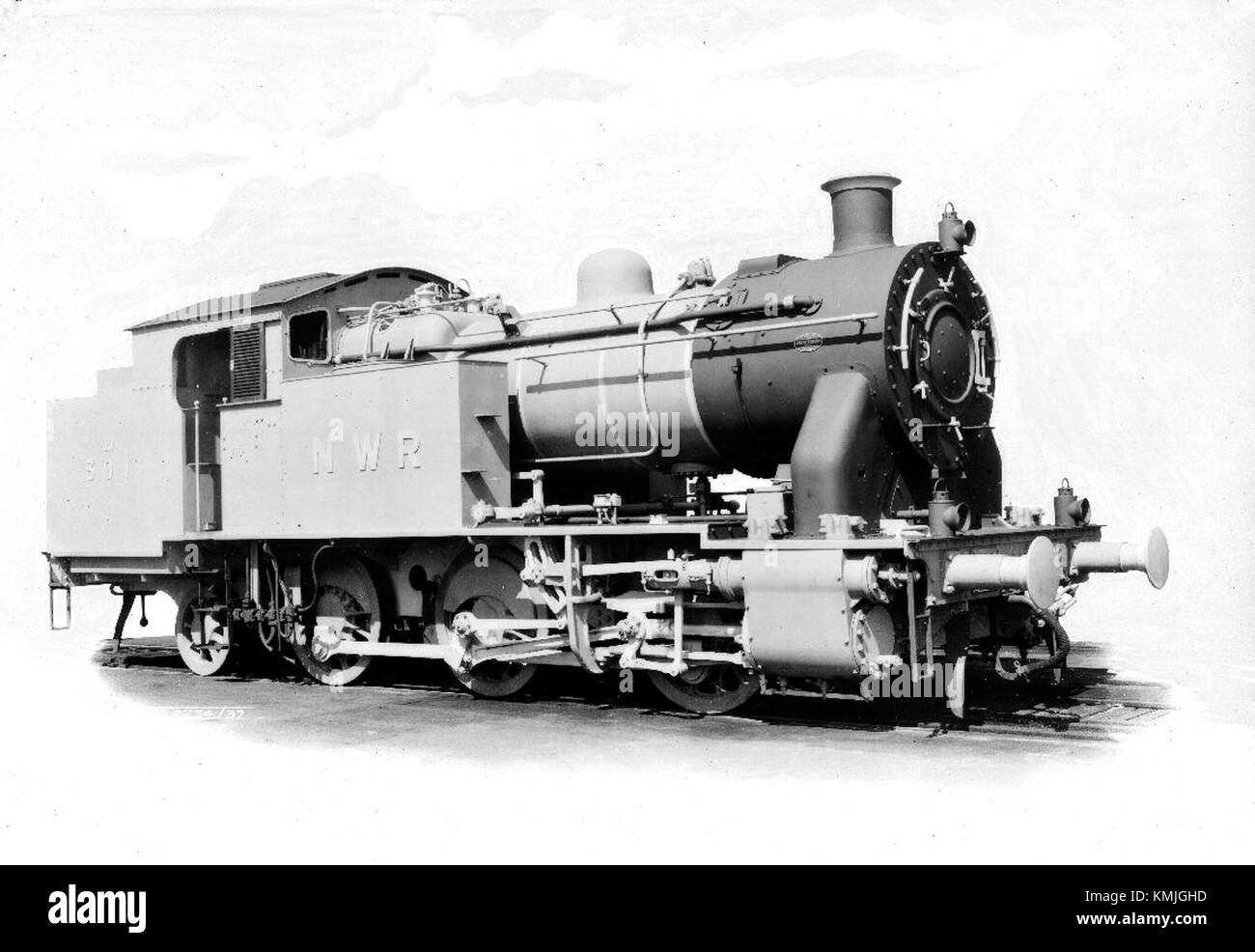 Questa fotografia, scattata nel 1942, mostra un cantiere della seconda guerra mondiale, probabilmente legato agli sforzi militari o all'industria durante la guerra. L'immagine fornisce uno sguardo sulla produzione in tempo di guerra e sulla forza lavoro coinvolta nel sostenere lo sforzo bellico. Foto Stock