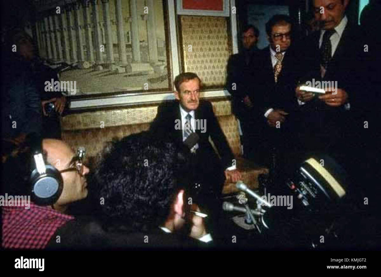 Una fotografia storica del novembre 1977 raffigurante il leader siriano Hafez al-Assad durante un momento di intensa emozione, segnando un evento politico significativo. Foto Stock