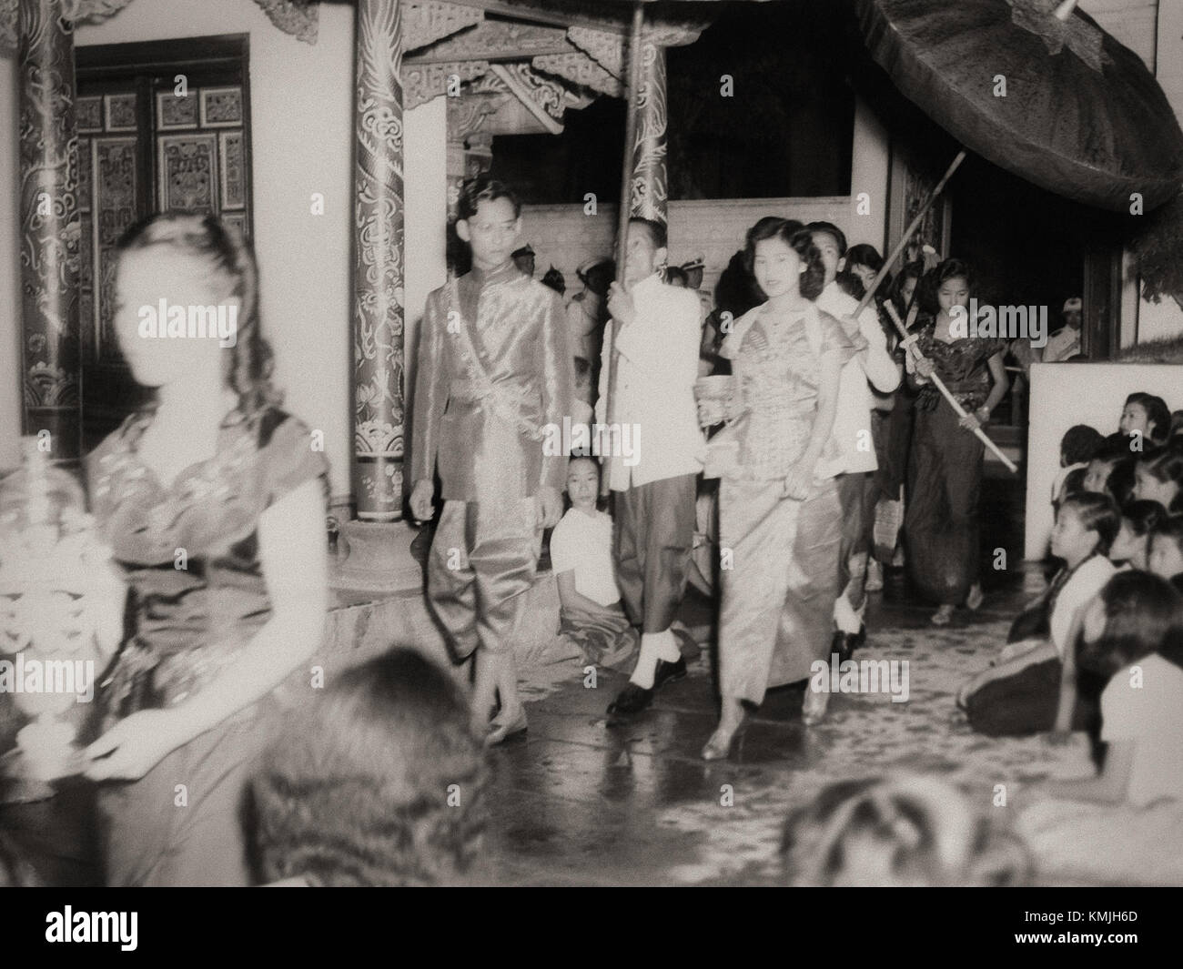 Il 6 maggio fu incoronato re Bhumbol Adulyadej di Thailandia, segnando un evento significativo nella storia thailandese. L'incoronazione fu un momento chiave nel regno di uno dei monarchi più longevi della Thailandia. Foto Stock